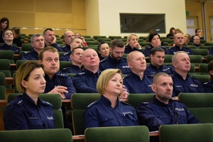 Policjanci, zaproszeni goście i uczestnicy warsztatów eksperckich na auli WSPiA.