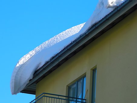 Dach budynku, na którym zalega snieg