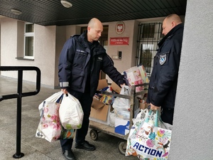 zdjęcia przedstawiają funkcjonariuszy przemyskiej komendy w trakcie przekazania artykułów na rzecz &quot;Szlachetnej Paczki&quot;