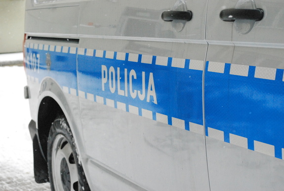 Na zdjęciu  bok policyjnego samochodu marki Volkswagen z napisem na drzwiach policja.