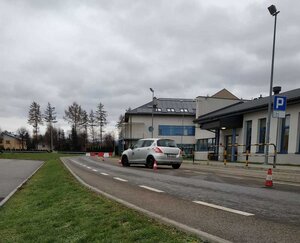 Szkolenie z techniki jazdy na torze. Na zdjęciu samochód na torze, sala wykładowa i uczestnicy