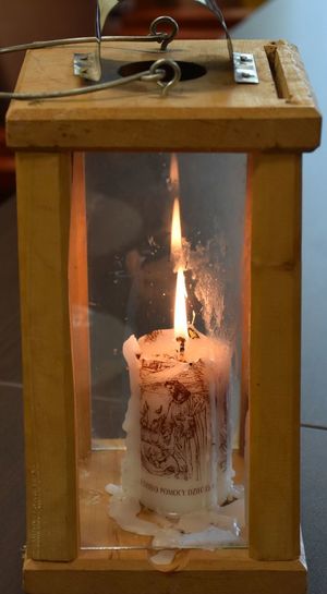 Betlejemskie Światło Pokoju w lampionie