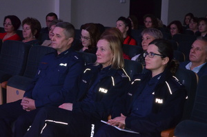 „Wiemy, reagujemy, chronimy” - to hasło konferencji naukowo - szkoleniowej, która odbyła się w Jasienicy Rosielnej. Konferencja skierowana była do przedstawicieli służb działających w obszarze pomocy rodzinie. W spotkaniu wzięli udział funkcjonariusze Wydziału Prewencji Komendy Wojewódzkiej Policji w Rzeszowie oraz Posterunku Policji w Jasienicy Rosielnej