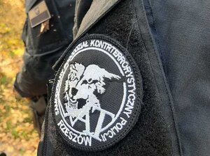 Naszywka na rękawie z napisem Samodzielny Pododdział Kontrterrorystyczny Policji w Rzeszowie
