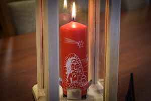 płonąca czerwona świeca