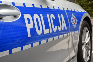 Bok policyjnego radiowozu z napisem Policja