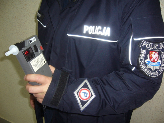 Policjant z alkomatem
