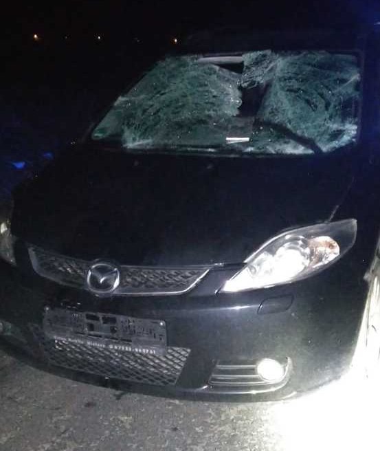 Na zdjęciu widoczny uszkodzony pojazd marki Mazda, który potrącił pieszego mężczyznę. Pieszy poniósł śmierć na miejscu.