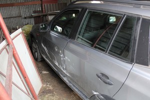 Zarysowania powłoki lakierniczej bocznej części bmw, który zaparkowany jest w garażu typu blaszak na jednej z prywatnych posesji w Krośnie