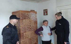 zdjęcia przedstawiają policjantkę i strażaka uczestniczących w spotkaniach z mieszkańcami powiatu przemyskiego