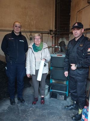 zdjęcia przedstawiają policjantkę i strażaka uczestniczących w spotkaniach z mieszkańcami powiatu przemyskiego