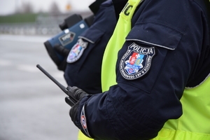 policjant trzyma miernik prędkości