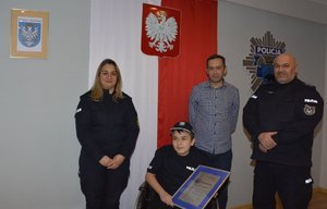 zdjęcia przedstawiają wizytę 12-letniego chłopca w KMP Przemyśl, oraz jego spotkania z policjantami różnych wydziałów