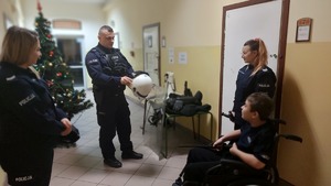 zdjęcia przedstawiają wizytę 12-letniego chłopca w KMP Przemyśl, oraz jego spotkania z policjantami różnych wydziałów