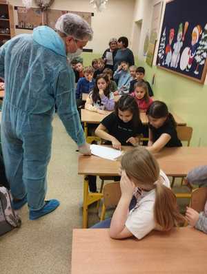 zdjęcia ze spotkania z uczniami Szkoły Podstawowej nr 1 w Kolbuszowej z technikiem kryminalistyki