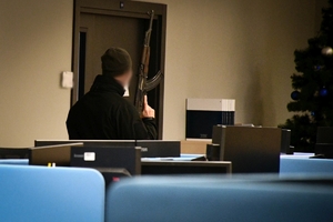 Policjanci podczas ćwiczeń w jednej z firm w Jasionce. Policyjni kontrterroryści z bronią przeszukują pomieszczenia biurowe.