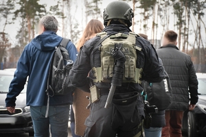 Policjanci podczas ćwiczeń w jednej z firm w Jasionce. Policyjni kontrterroryści z bronią przeszukują pomieszczenia biurowe.