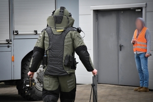 Policjanci podczas ćwiczeń w jednej z firm w Jasionce. Policyjni kontrterroryści z bronią przeszukują pomieszczenia biurowe.