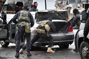 Policjanci podczas ćwiczeń w jednej z firm w Jasionce. Policyjni kontrterroryści z bronią przeszukują pomieszczenia biurowe.