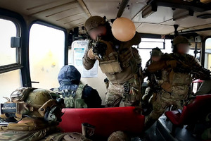 Policjanci z bronią podczas ćwiczeń.