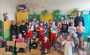 Na zdjęciach funkcjonariusze prewencji podczas spotkań z dziećmi