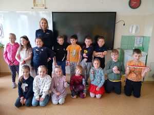 Na zdjęciach funkcjonariusze prewencji podczas spotkań z dziećmi