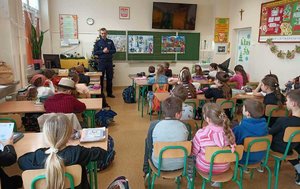 Na zdjęciach funkcjonariusze prewencji podczas spotkań z dziećmi