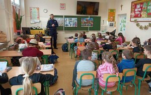 Na zdjęciach funkcjonariusze prewencji podczas spotkań z dziećmi