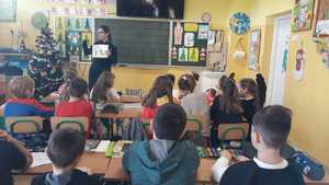 Na zdjęciach funkcjonariusze prewencji podczas spotkań z dziećmi