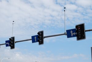 Sygnalizator świetlny, w tle niebo