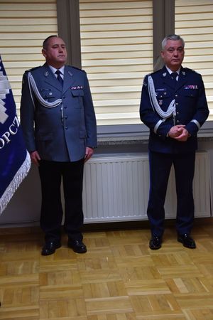 Od lewej stoi podinsp. Roman Zawiślak a po prawej nadinsp. Dariusz Matusiak