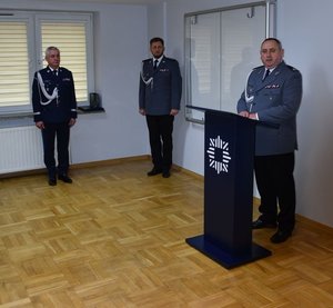 Od lewej stoją: nadinsp. Dariusz Matusiak, nadkom Wojciech Kulig. Przy mównicy znajdującej się z prawej strony stoi podinsp. Roman Zawiślak.