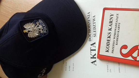 policyjna czapka i kodeks karny