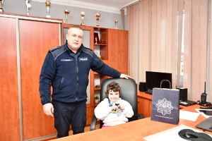 Za-ca Komendanta Powiatowego Policji w Ustrzykach Dolnych w swoim biurze wraz z Wiktorią