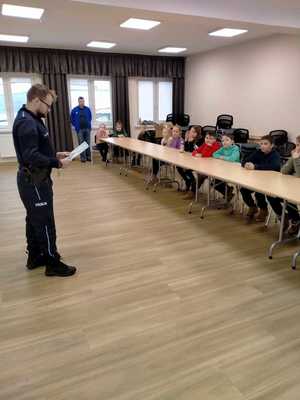 policjanci na spotkaniach z dziećmi uczestniczącymi na półkolonię 
w Cmolasie i Trzęsówce