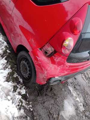 Uszkodzony tylny lewy bok pojazdu Peugeot, który brał udział w wypadku drogowym