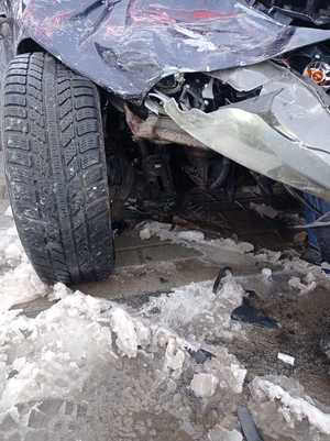 Uszkodzony przód pojazdu Alfa Romeo, który brał udział w wypadku drogowym