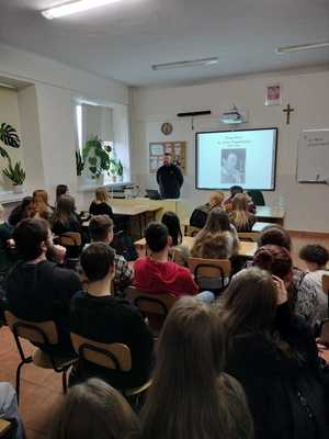 Dzieci oglądające pokaz slajdów o ks. Jerzym Popiełuszko.