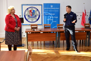 Na zdjęciu policjant i pracownik PIP-u, podczas warsztatów z zagrożeń psychospołecznych w miejscu służy i pracy