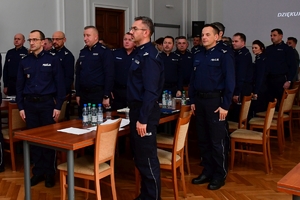 Policjanci i zaproszeni goście podczas odprawy