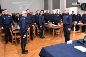 Policjanci i zaproszeni goście podczas odprawy