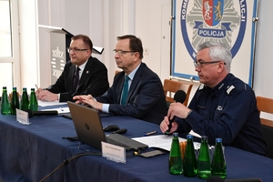 Policjanci i zaproszeni goście podczas odprawy