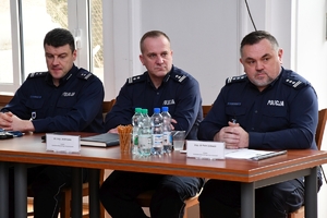 Policjanci i zaproszeni goście podczas odprawy