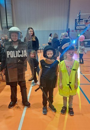 Dzieci ubrane w wyposażenie do służby policjanta
