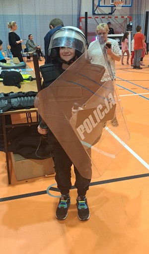 Dziecko ubrane w wyposażenie do służby policjanta