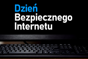 W centralnej części grafiki hasło kampanii Dzień bezpiecznego Internetu w kolorze niebiesko – białym. W tle komputer przenośny w czarnej kolorystyce