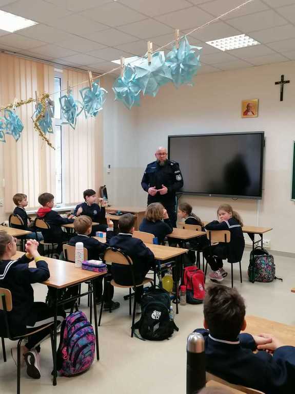 Na zdjęciu aspirant Tomasz Surowiak na spotkaniu z uczniami szkoły podstawowej.
