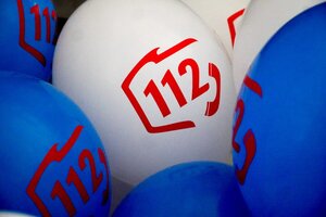 Białe i niebieskie balony z czerwonym napisem 112