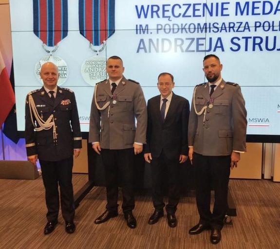 zdjęcie kolbuszowskich policjantów z uroczystości wręczenia medali im.podkomisarza Andrzeja Struja