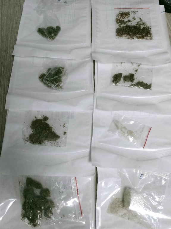 Na zdjęciu widoczne są woreczki strunowe z zawartością suszu roślinnego w postaci marihuany oraz mefedron.